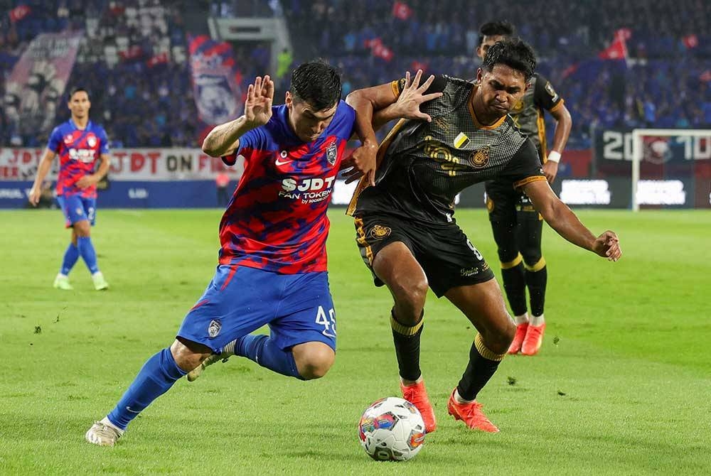 Pemain Perak, Shivan Pillay (kanan) mengasak Forestieri pada perlawanan separuh akhir kedua Piala Malaysia di Stadium Sultan Ibrahim, pada Khamis.- Foto Bernama