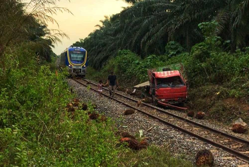 Keadaan tren dan lori yang terbabit dalam kemalangan dekat Kampung Pisang, Jerantut pada Khamis.