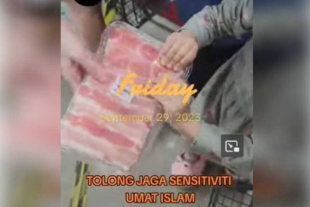 Tangkap layar video tular potongan daging babi yang dirakam di kaunter umum di sebuah pasar raya di negeri utara tanah air.