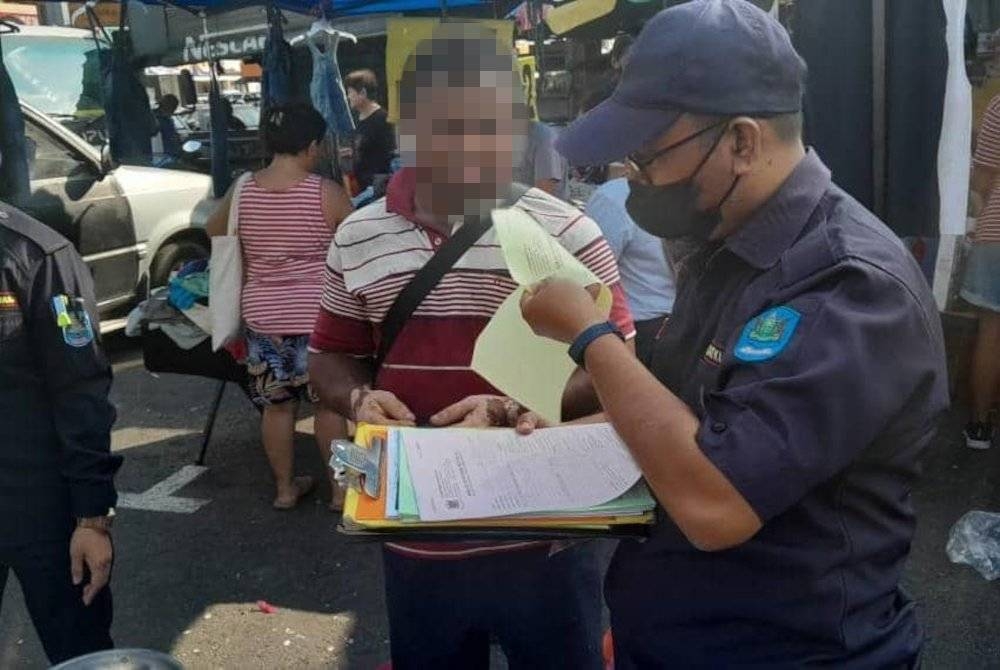 Barangan seorang peniaga warga asing menjaja ikan tanpa lesen di pasar pagi di kawasan MPK disita.