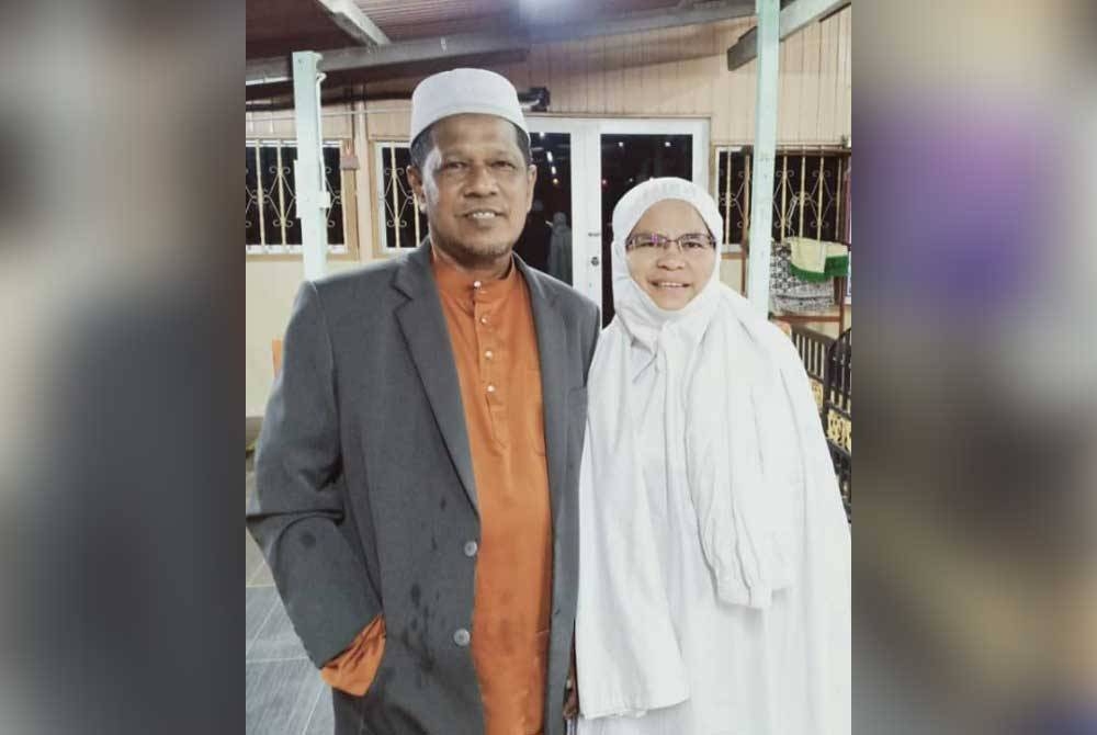 Rosni bersama arwah suaminya ketika meragam gambar di Masjid Kariah Terusan Seberang,Juasseh.