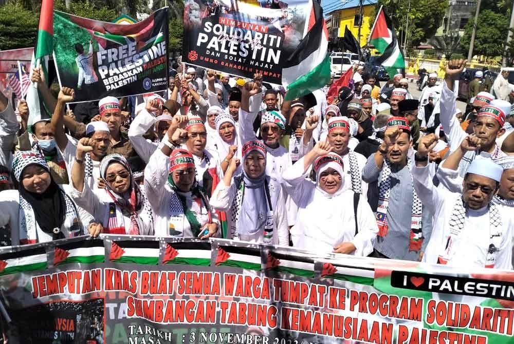 Para peserta yang menyertai Himpunan Solidariti Palestin di pekarangan Masjid Ismaili Bandar Tumpat pada Jumaat. - FOTO SINAR HARIAN