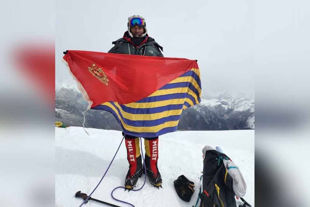 Mohd Fakrul mengibarkan bendera Jabatan Bomba dan Penyelamat Malaysia di puncak Gunung Mera Peak, Nepal yang berketinggian 6,476 meter dari paras laut (mdpl).