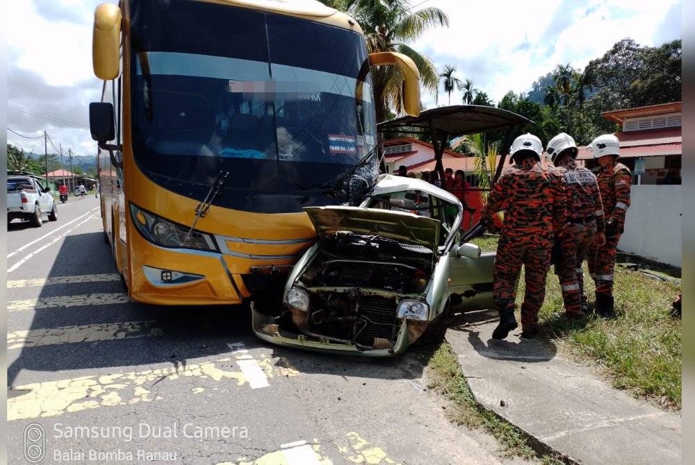 Bas ekspres dan Perodua Kancil terbabit dalam kemalangan di hadapan SK Nalapak, Ranau.