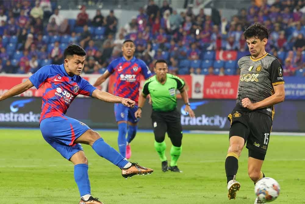 Arif Aiman (kiri) melakukan percubaan ke arah gawang lawan untuk gol pertama JDT ketika menentang Perak di Stadium Sultan Ibrahim, pada Khamis. - Foto Bernama.