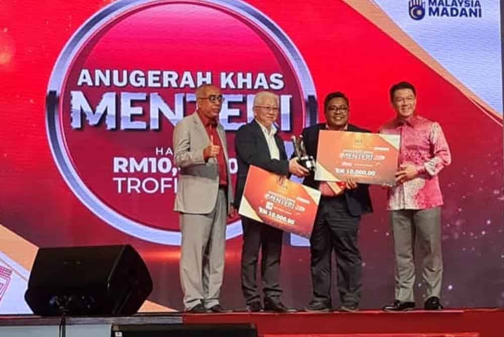 Zamri (dua kanan) menerima sijil dan trofi Anugerah Khas Menteri sempena Anugerah Kewartawanan Kementerian Pembangunan Kerajaan Tempatan (KPKT) 2023, di sini, pada Jumaat.