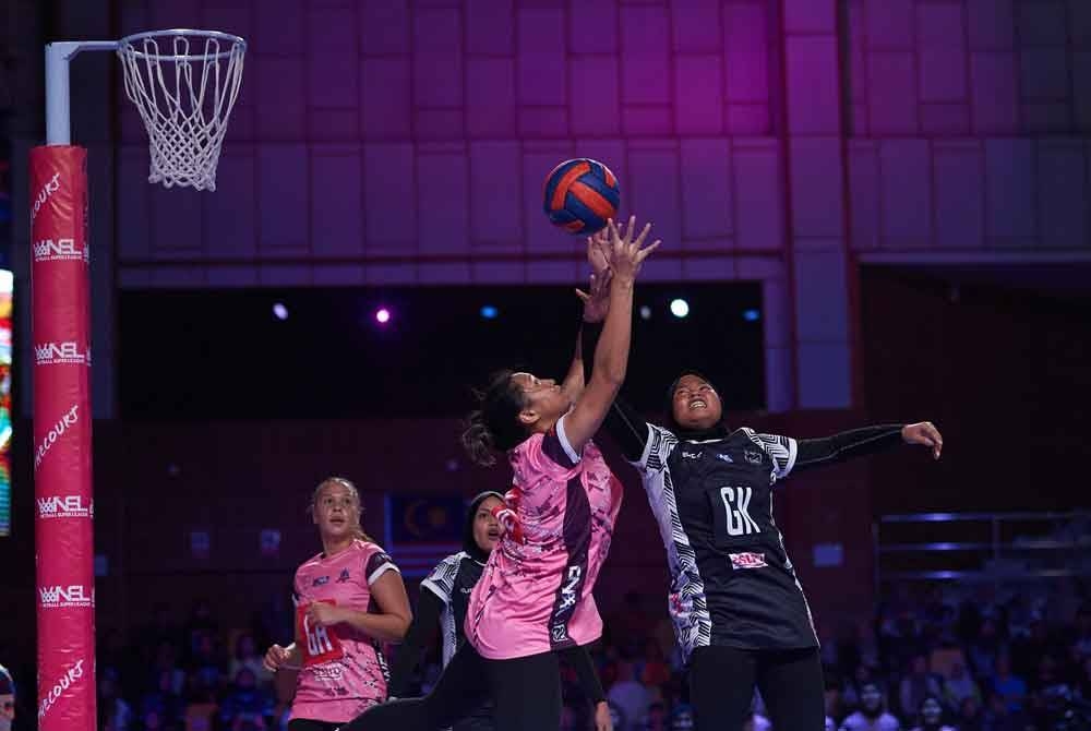 Goal Shooter, An Najwa Azizan (tengah) menjadi sandaran Jewels untuk memburu gol dalam aksi separuh akhir NSL 2023 di Bukit Kiara pada Sabtu. Foto FB NSL