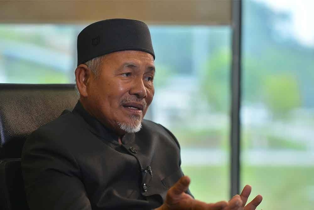 Datuk Seri Tuan Ibrahim Tuan Man.