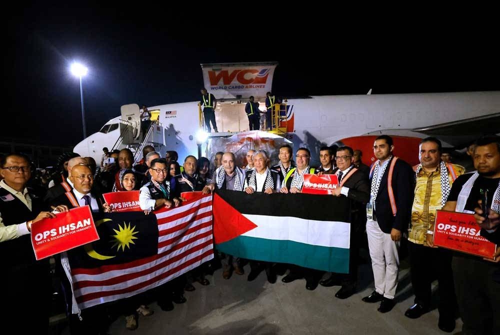 Timbalan Perdana Menteri Datuk Seri Dr Ahmad Zahid Hamidi menyaksikan Majlis Pelepasan Penghantaran Bantuan Kemanusiaan Ops Ihsan ke Gaza Palestin di Terminal Kargo Lapangan Terbang Antarabangsa Kuala Lumpur (KLIA) pada Jumaat. - Foto Bernama