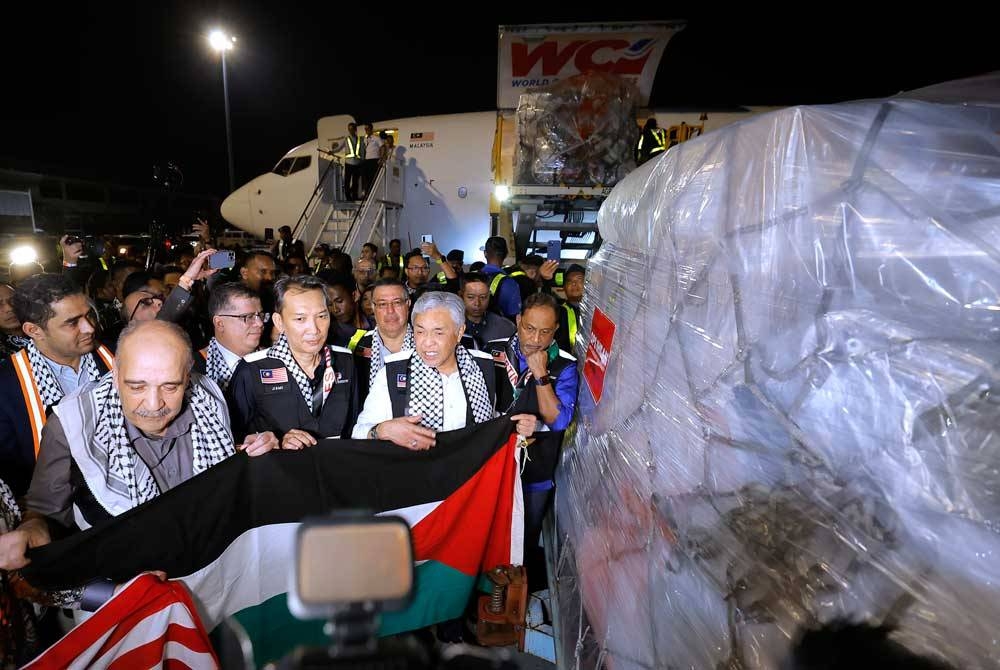 Timbalan Perdana Menteri Datuk Seri Dr Ahmad Zahid Hamidi menyaksikan Majlis Pelepasan Penghantaran Bantuan Kemanusiaan Ops Ihsan ke Gaza Palestin di Terminal Kargo Lapangan Terbang Antarabangsa Kuala Lumpur (KLIA) pada Jumaat. - Foto Bernama.