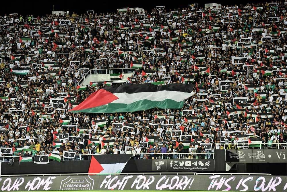 Kibaran bendera gergasi Palestin di tengah lautan ribuan manusia di stadium.