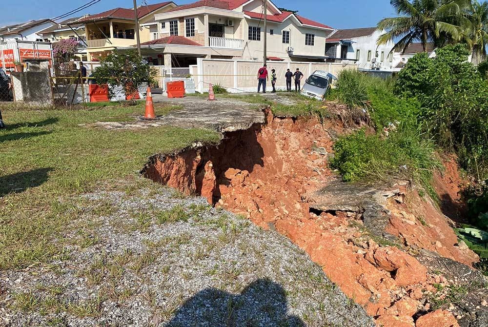 Keadaan cerun yang runtuh di Taman Bukit Rawang Jaya pada Rabu.