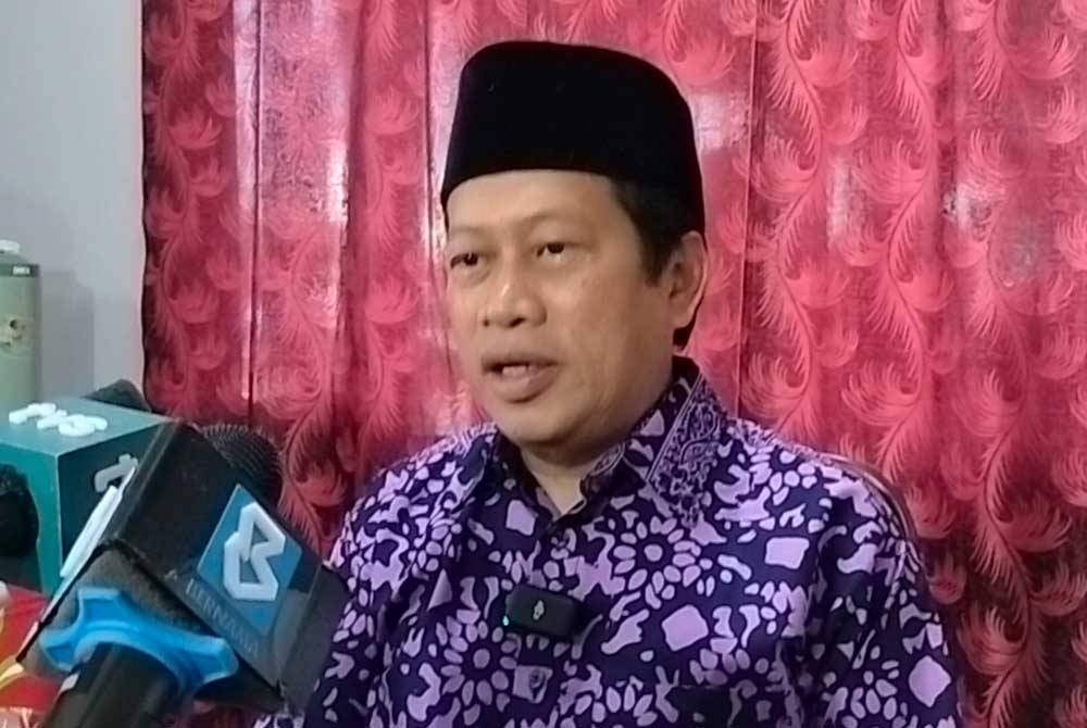 Ahmad Maslan ketika sidang akhbar selepas merasmikan Program Takaful Masuk Kampung di Dewan Homestay Kampung Puteri Menangis, Ayer Baloi pada Sabtu.