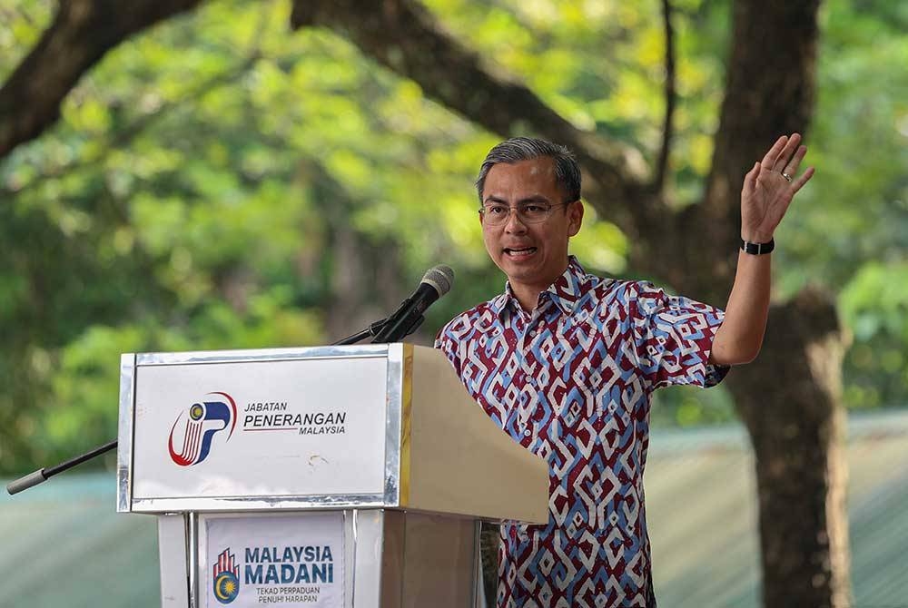 Fahmi berucap pada majlis penyampaian sumbangan Deepavali kepada masyarakat India sekitar Lembah Pantai di Projek Perumahan Rakyat (PPR) Sri Pantai pada Sabtu. - Foto Bernama