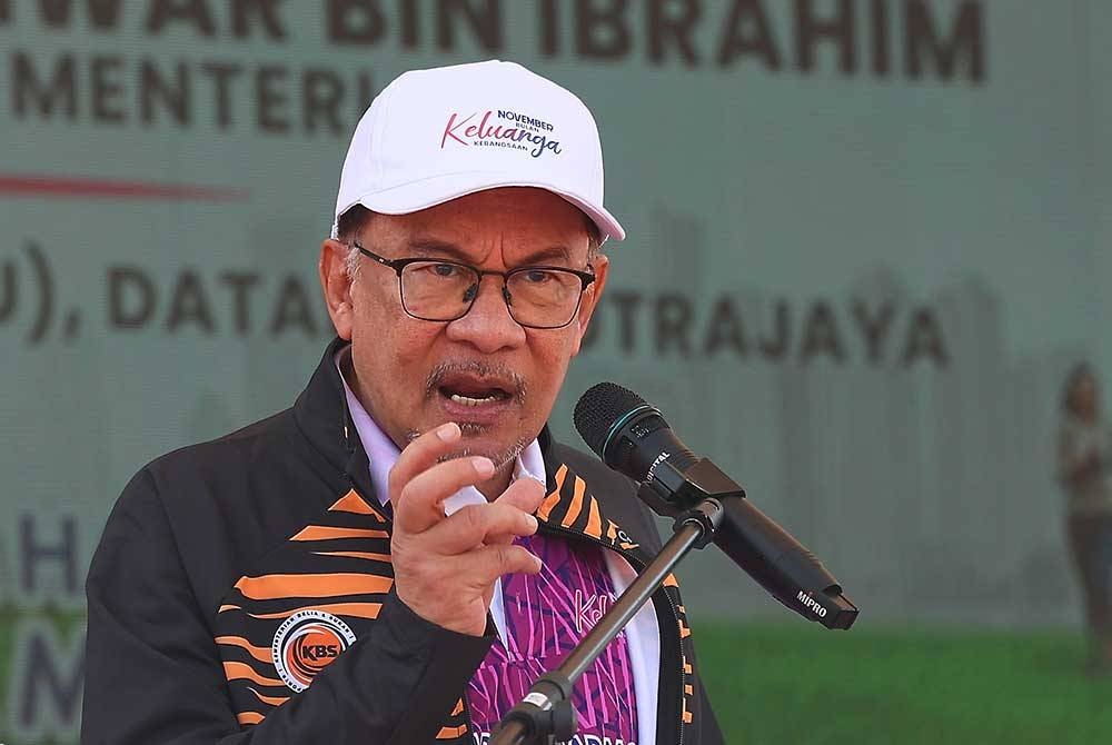 Perdana Menteri, Datuk Seri Anwar Ibrahim ketika berucap pada Perasmian Sambutan November Bulan Keluarga Kebangsaan 2023 di Dataran Putrajaya pada Sabtu. - Foto Bernama