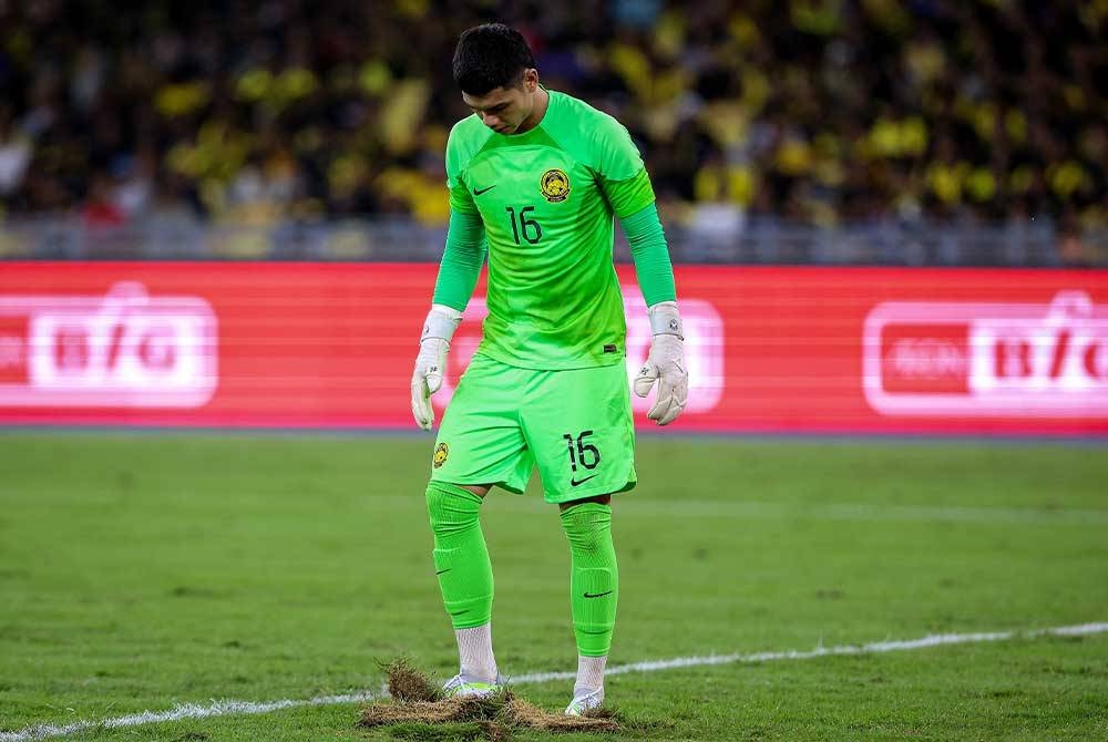 Penjaga gol Harimau Malaya, Ahmad Syihan Hazmi Mohamed membaiki semula keadaan rumput semasa perlawanan pembukaan Pestabola Merdeka, Malaysia menentang India di Stadium Nasional, Bukit Jalil pada Jumaat. - Foto Bernama