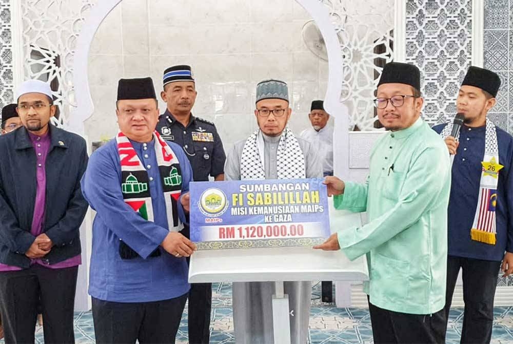 Tuanku Syed Faizuddin (dua dari kiri) menyempurnakan majlis simbolik penyerahan sumbangan di Masjid Tuanku Syed Faizuddin Putra.