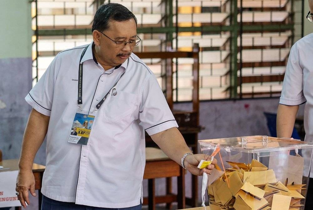 Pengerusi Suruhanjaya Pilihan Raya (SPR), Tan Sri Abdul Ghani Salleh meninjau pusat pengundian bagi Pilihan Raya Kecil (PRK) Dewan Undangan Negeri (DUN) Jepak di Sekolah Kebangsaan Bintulu pada Sabtu. - Foto Bernama
Peratusan keluar mengundi bagi PRK DUN Jepak mencatatkan 29 peratus setakat 11 pagi ini.
-- fotoBERNAMA (2023) HAK CIPTA TERPELIHARA