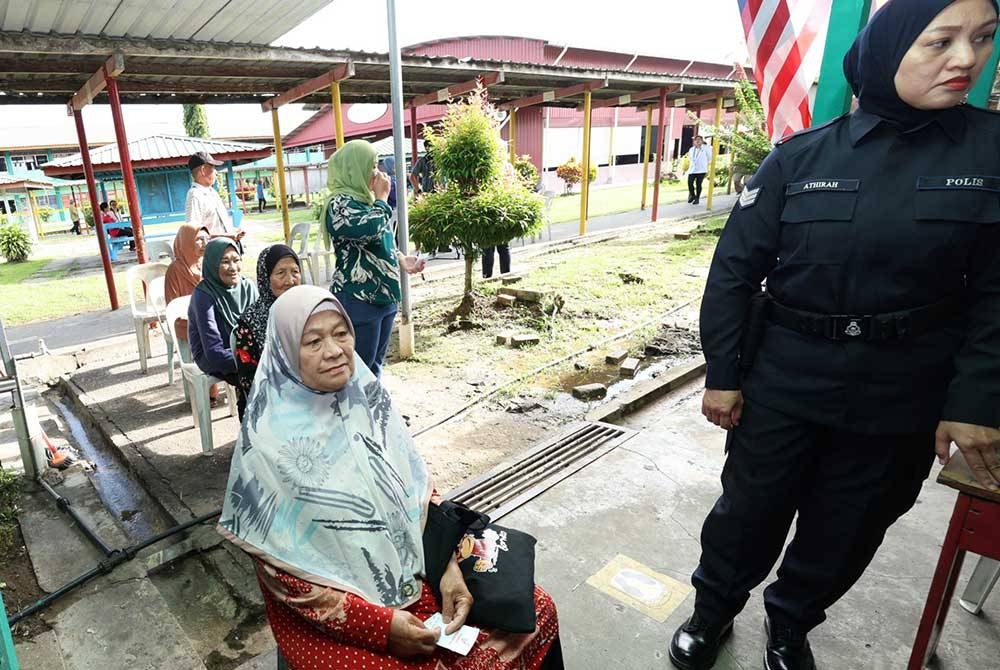 Pengundi warga emas menunaikan tanggungjawab mengundi pada PRK DUN Jepak di Pusat Pengundian Sekolah Kebangsaan Kampung Jepak, Bintulu hari ini. - Foto Bernama