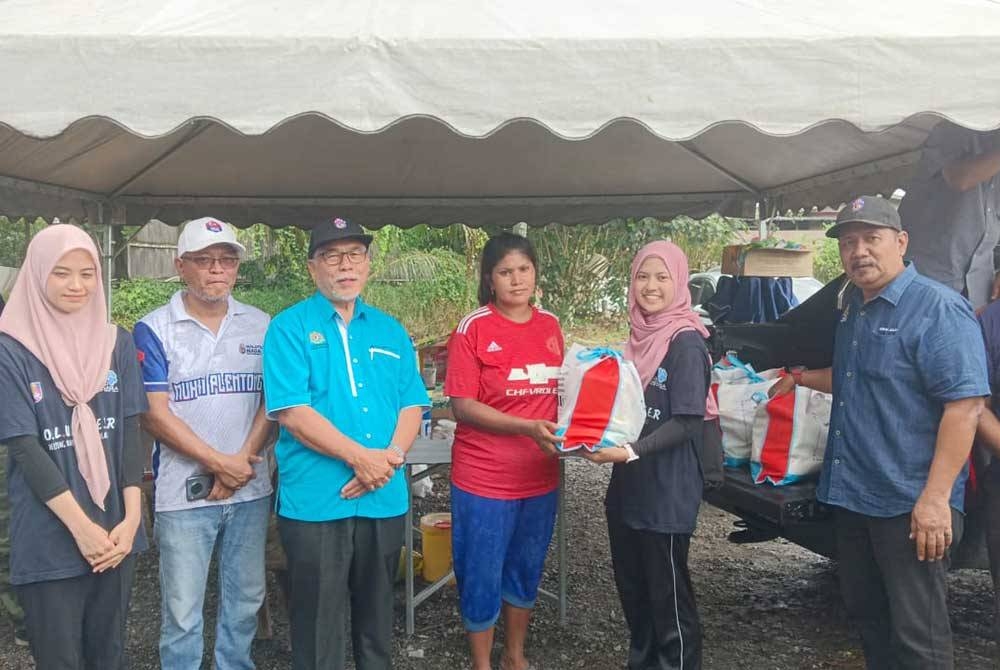 Hassan (tiga dari kiri) menyaksikan penyerahan sumbangan kepada penerima dalam program Helping Hands, Helping Heart 2.0 Universiti Teknologi Mara (UiTM) Pasir Gudang dan penyerahan 40 bakul makanan Parlimen Pasir Gudang di Kampung Orang Asli Teluk Jawa, Pasir Gudang pada Sabtu.