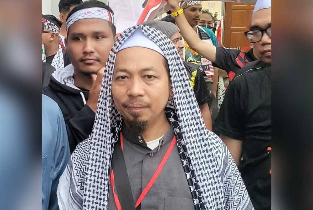 Noor Hakimi (tengah) ketika menyertai himpunan solidariti terhadap Palestin.