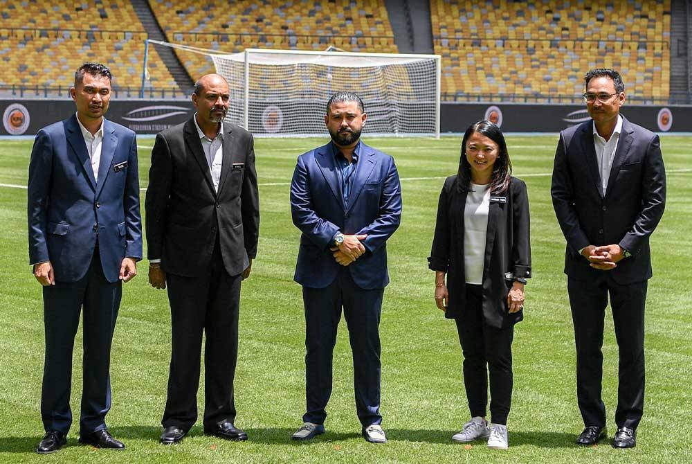 Tunku Ismail (tiga dari kanan) dan Hannah (dua dari kanan) ketika melawat Stadium Nasional Bukit Jalil semasa majlis perasmian padang baharu sebelum kejohanan Pestabola Merdeka bulan lalu. - Foto Bernama