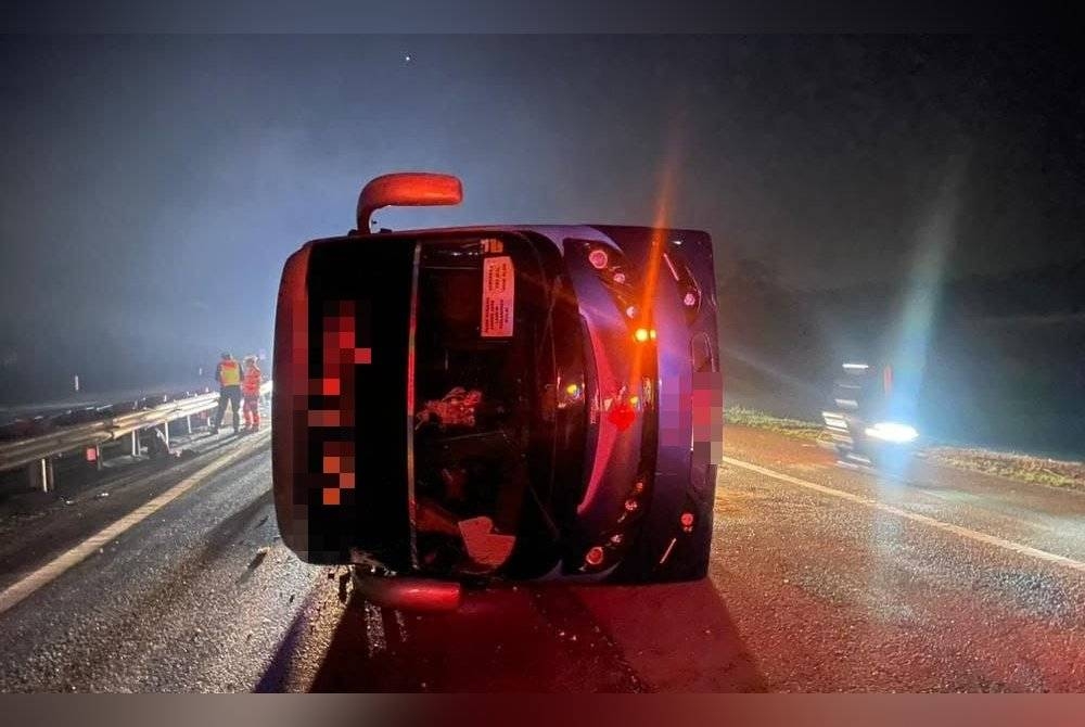 Keadaan bas ekspres terbalik di KM51, Lebuhraya Utara-Selatan arah selatan pada pagi Sabtu. - Foto bomba