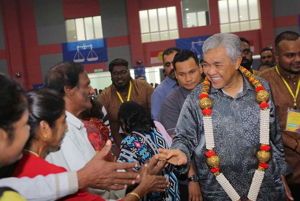 Ahmad Zahid bersalaman dengan penduduk yang hadir pada Majlis Santunan Kasih Deepavali di Bagan Datuk pada Sabtu.