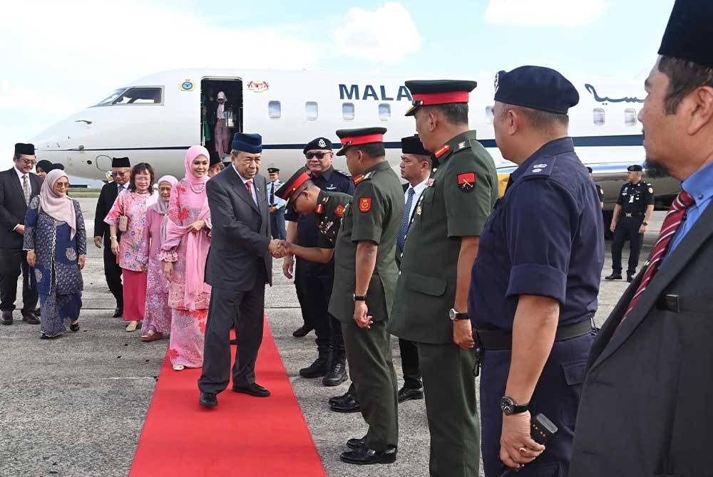 Sultan Sharafuddin dan Tengku Permaisuri Norashikin berangkat tiba di Lapangan Terbang Antarabangsa Kuching (LTAK) hari ini bagi lawatan rasmi selama empat hari. - Foto FB Jabatan Penerangan Sarawak