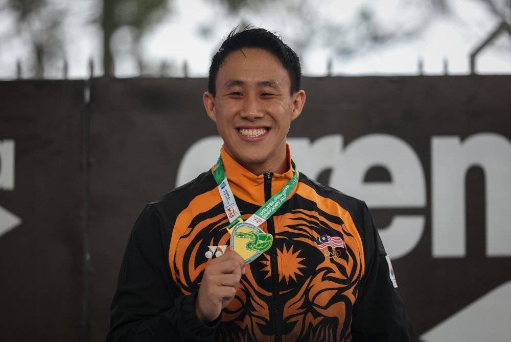 Tze Liang bersama pingat perak selepas menjuarai acara 3m papan anjal lelaki akhir pada Kejohanan Terjun Terbuka Malaysia 2023 di Pusat Akuatik Nasional Bukit Jalil.