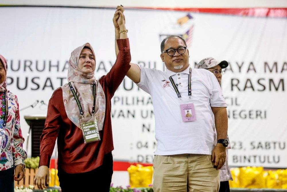 Iskandar bergambar bersama isteri, Dayang Loha Awang Sahari selepas diisytiharkan sebagai pemenang bagi PRK DUN N67 Jepak di Pusat Penjumlahan Rasmi Undi di Dewan Suarah Bintulu hari ini. - Foto Bernama