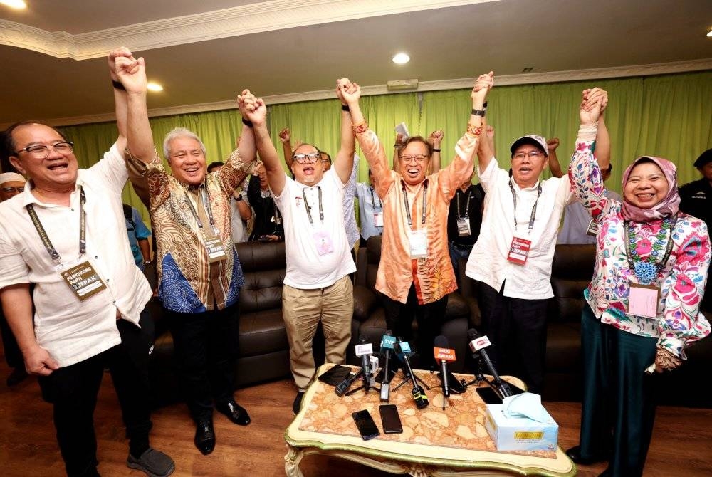 Kemenangan kerusi DUN Jepak diraikan Abang Johari (tiga dari kanan) dan penyokong parti hari ini. - Foto Bernama