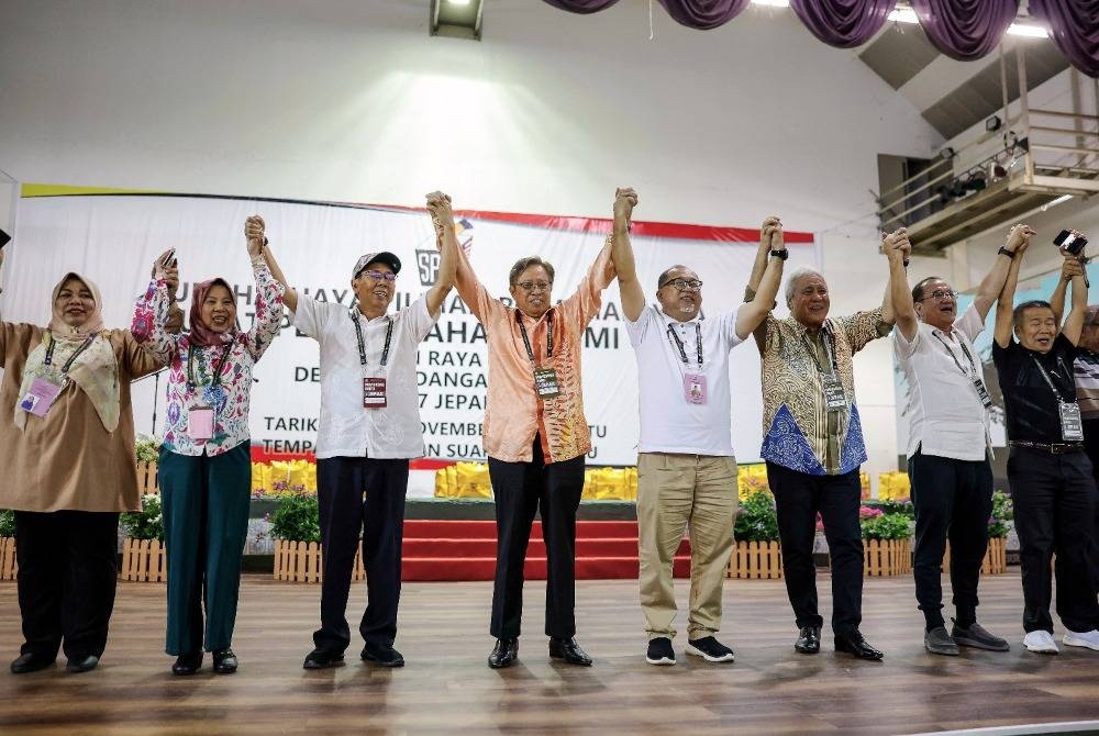 Pengerusi GPS, Tan Sri Abang Johari Tun Openg (empat dari kiri) bersama Iskandar (empat dari kanan) bergambar selepas diisytiharkan sebagai pemenang bagi PRK DUN Jepak di Pusat Penjumlahan Rasmi Undi di Dewan Suarah Bintulu hari ini. - Foto Bernama