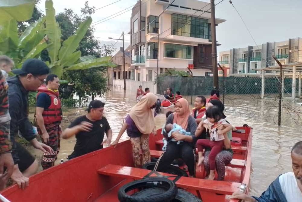 Antara penduduk di kawasan yang terjejas akibat banjir dipindahkan dengan menggunakan bot Jabatan Bomba dan Penyelamat Malaysia(JBPM) pada Ahad.