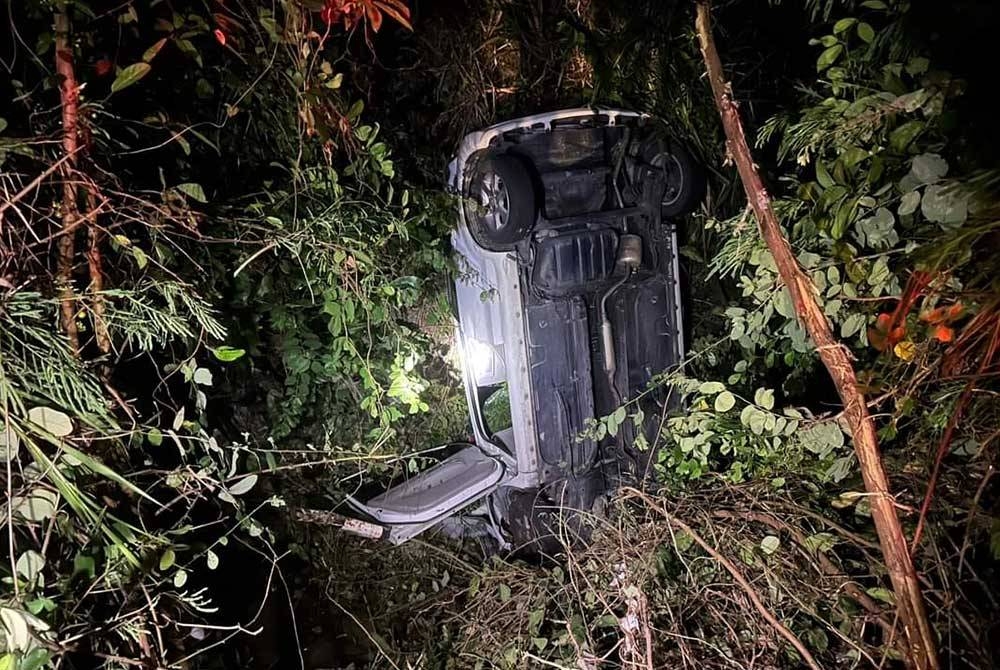 Keadaan kereta dipandu mangsa yang terjunam ke dalam longkang di Jalan Air Putih 2 di Kuantan pada awal pagi Ahad. - Foto Facebook Polis Trafik Kuantan