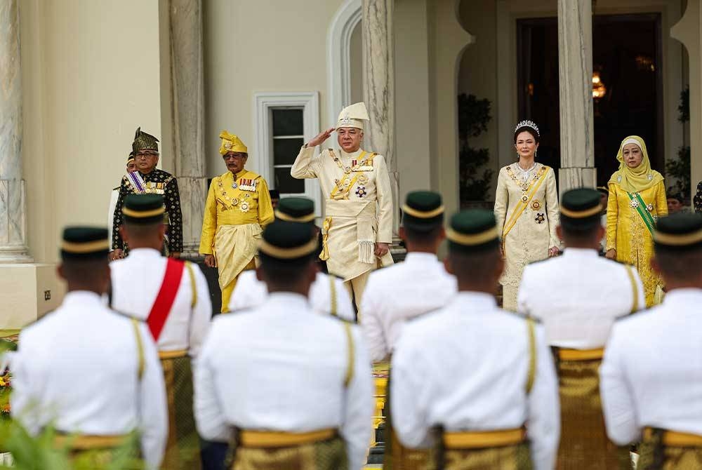 Sultan Nazrin Shah (tengah) berkenan berangkat ke Istiadat Menghadap Sembah Taat Setia dan Penganugerahan Darjah Kebesaran sempena sambutan Ulang Tahun Hari Keputeraan Baginda ke-67, di Istana Iskandariah, di sini pada Ahad. - Foto: Bernama