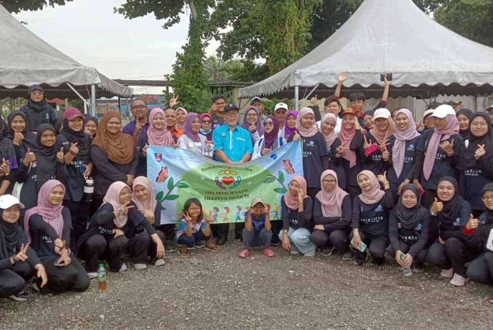 Hassan dan Alhad (tengah) bersama peserta dalam program Helping Hands, Helping Heart 2.0 UiTM Pasir Gudang dan penyerahan 40 bakul makanan Parlimen Pasir Gudang di Kampung Orang Asli Teluk Jawa, Pasir Gudang.