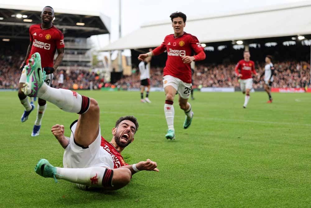 Fernandes (depan) meraikan jaringannya ketika menewaskan Fulham. - Foto AFP