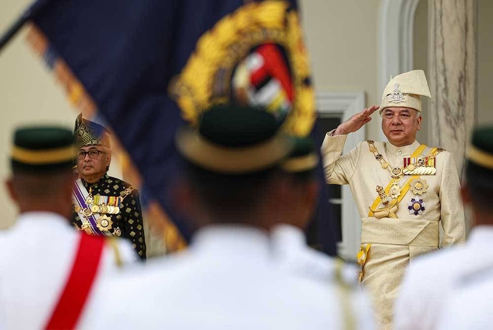 Sultan Perak, Sultan Nazrin Shah berkenan berangkat ke Istiadat Menghadap Sembah Taat Setia dan Penganugerahan Darjah Kebesaran sempena sambutan Ulang Tahun Hari Keputeraan Baginda ke-67 di Istana Iskandariah, pada Ahad. - Foto: Bernama