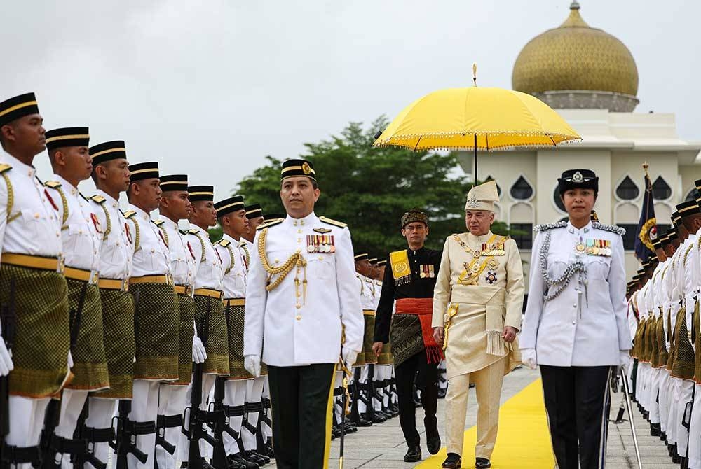 Sultan Nazrin Shah berkenan memeriksa kawalan kehormatan utama yang terdiri daripada 103 anggota dan tiga pegawai daripada Rejimen Askar Jurutera Diraja 2 Divisyen sempena sambutan Ulang Tahun Hari Keputeraan Baginda ke-67, di Istana Iskandariah, di Kuala Kangsar.
-- fotoBERNAMA (2023) HAK CIPTA TERPELIHARA