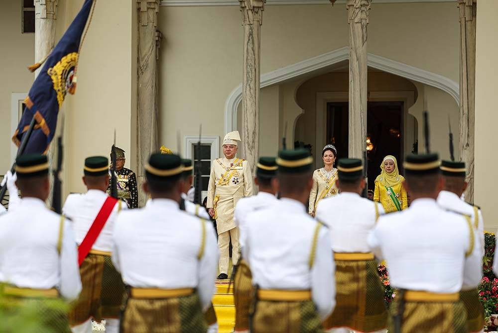 Sultan Nazrin berkenan berangkat ke Istiadat Menghadap Sembah Taat Setia dan Penganugerahan Darjah Kebesaran sempena sambutan Ulang Tahun Hari Keputeraan Baginda ke-67, di Istana Iskandariah pada Ahad. - Foto Bernama