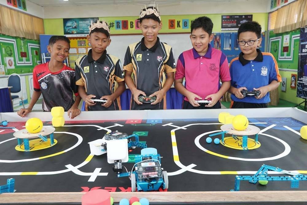 Nazril (tengah) dan Aizal (dua dari kiri) menjalani latihan pada setiap minggu sebagai persiapan menghadapi pertandingan robotik pada bulan depan.