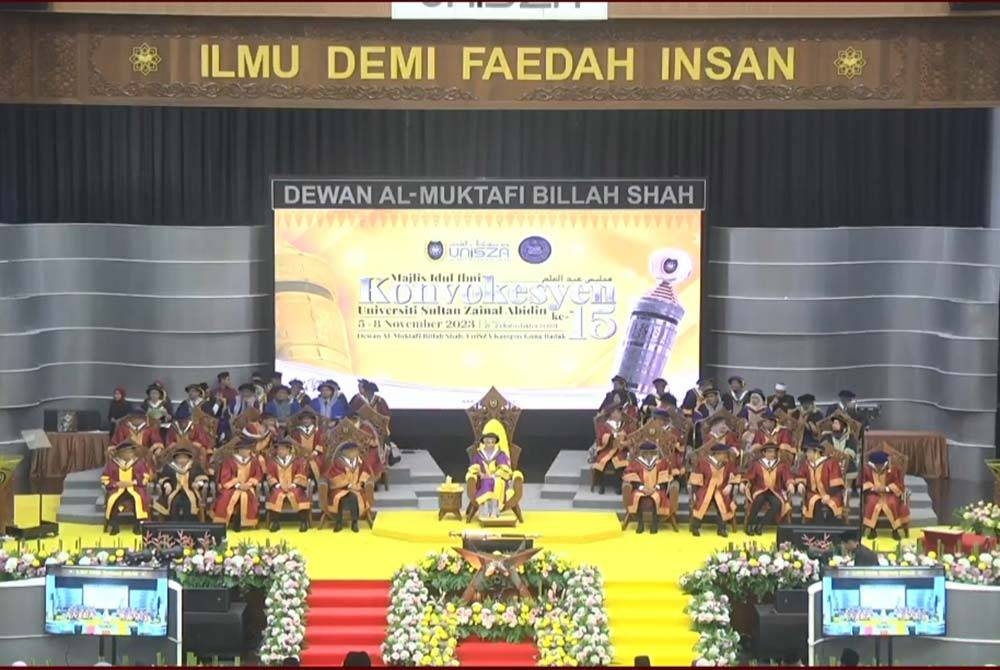 Sultanah Nur Zahirah (tengah) pada istiadat Majlis Konvokesyen UniSZA kali ke-15 (Sidang Pertama) pada Ahad.