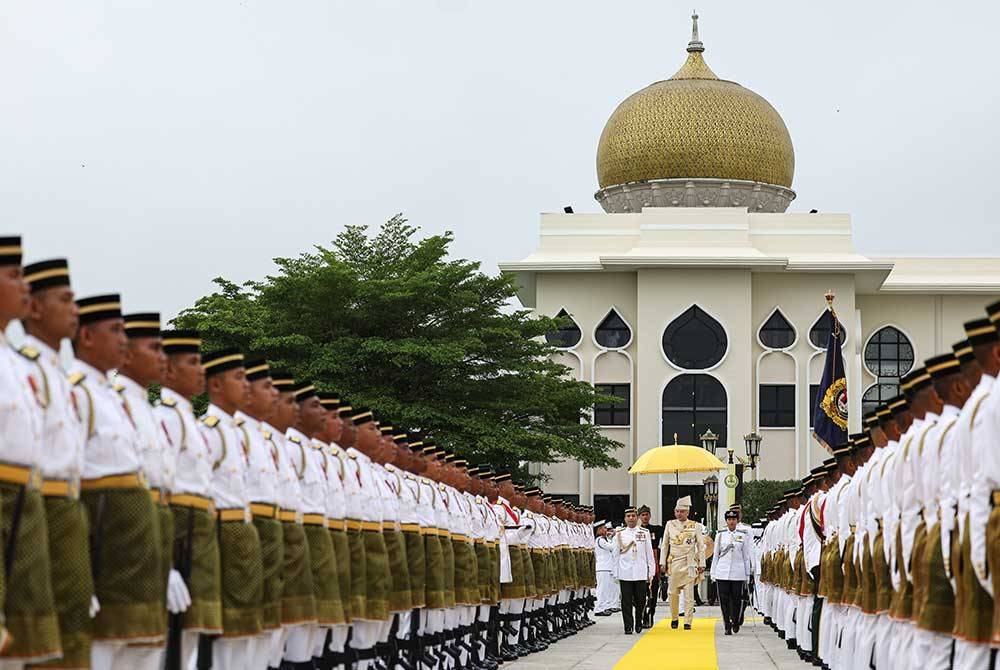 Sultan Nazrin Shah berkenan memeriksa kawalan kehormatan utama yang terdiri daripada 103 anggota dan tiga pegawai daripada Rejimen Askar Jurutera Diraja 2 Divisyen sempena sambutan Ulang Tahun Hari Keputeraan Baginda ke-67, di Istana Iskandariah pada Ahad. - Foto: Bernama