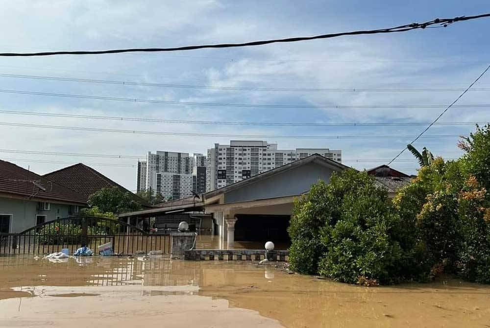 Keadaan banjir di Kampung Bangi dan Bangi Lama pada Ahad.