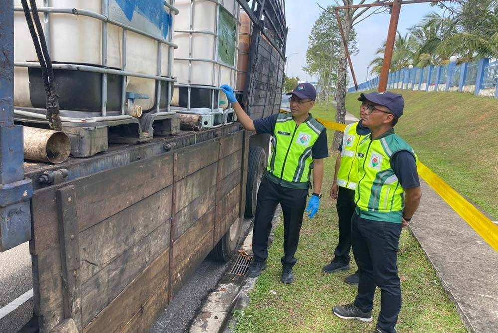 Mohd Famey menunjukkan sisa bahan buangan yang cuba dibuang ke dalam anak Sungai Tebrau.