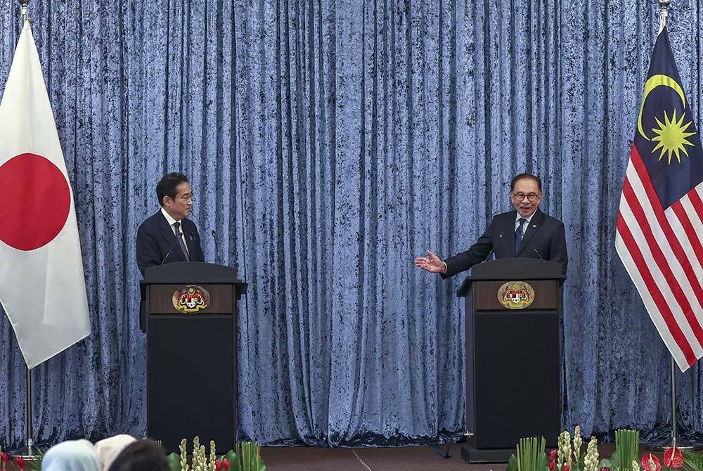 Anwar (kanan) pada sidang media bersama rakan sejawatnya dari Jepun, Fumio Kishida di Seri Perdana hari ini. - Foto Bernama