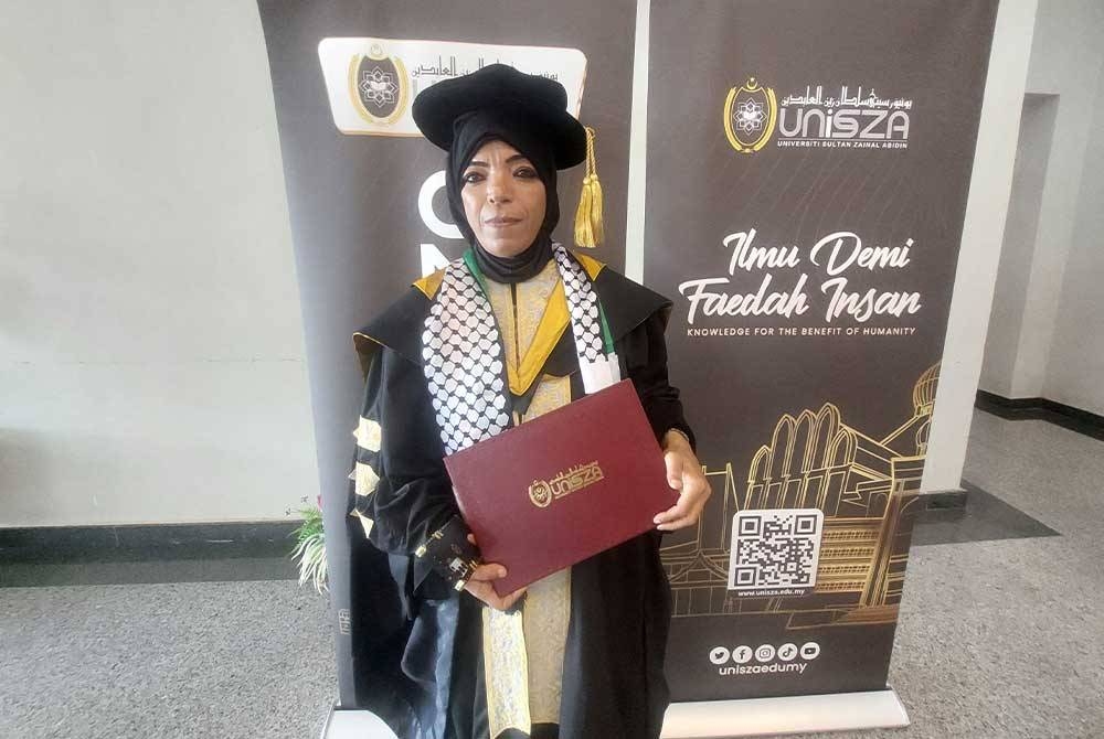 Hanan menerima skrol Ijazah Kedoktoran (PhD) pada majlis konvokesyennya di Universiti Sultan Zainal Abidin (UniSZA).