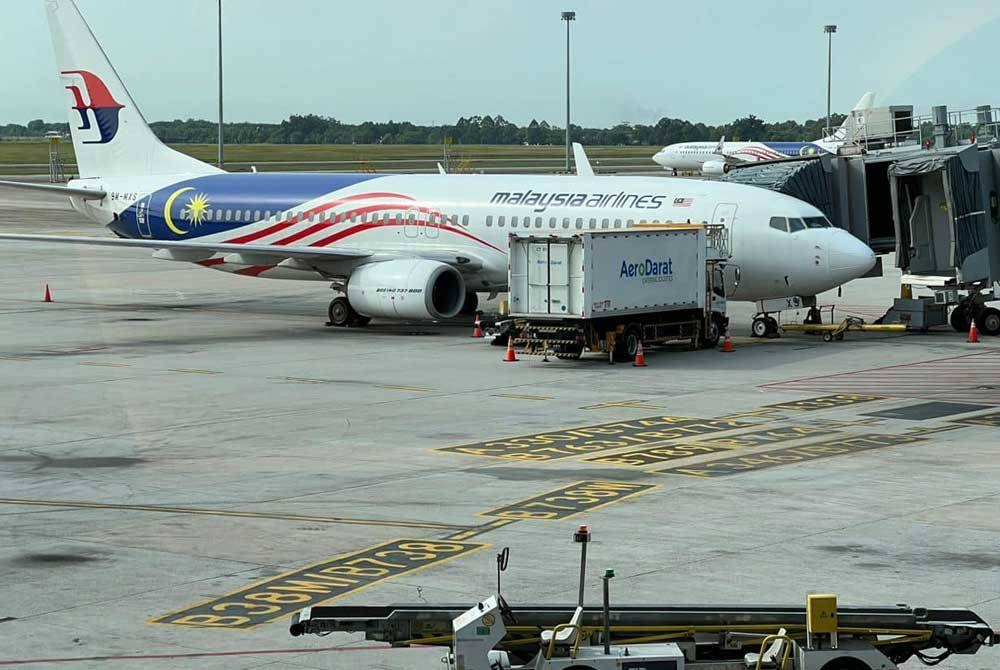 Kenderaan AeroDarat meninggalkan pesawat sebaik selesai pemunggahan makanan. - Foto FB Wee Ka Siong