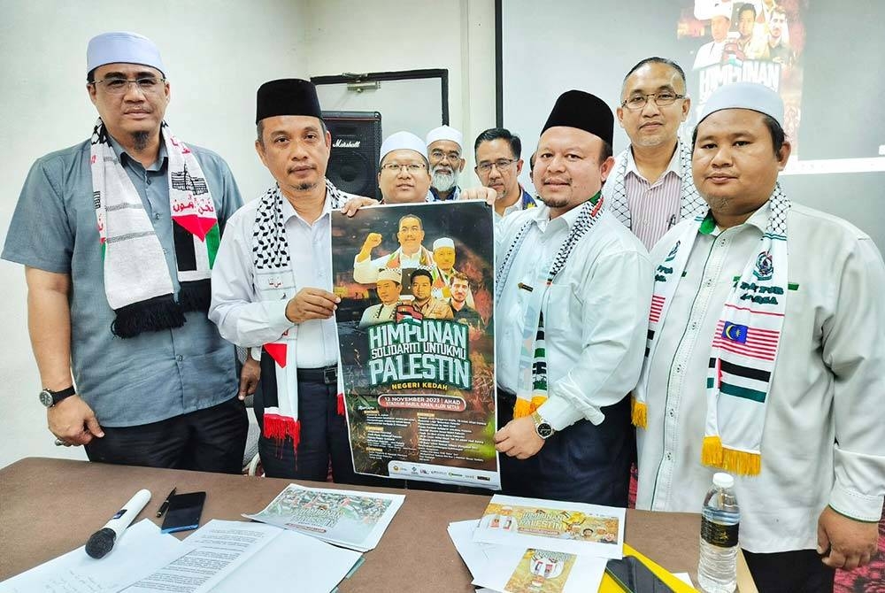 Musoddak ( dua dari kiri) menunjukkan poster sempena Himpunan Solidariti Untukmu Palestin peringkat negeri Kedah 12 November depan.